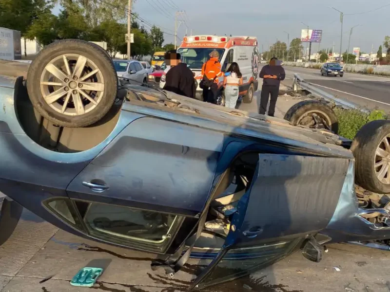 Mañana de accidentes en Periférico Puebla: dos volcaduras y motociclista cae de puente