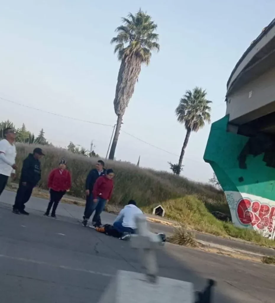 Mañana de accidentes en Periférico Puebla: dos volcaduras y motociclista cae de puente