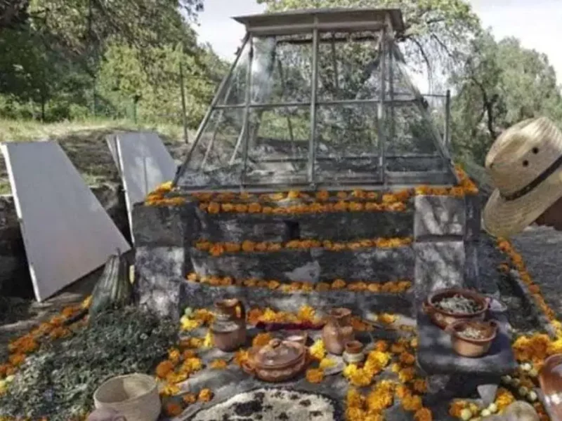 Altar de cráneos esculpidos de la zona arqueológica de Cholula