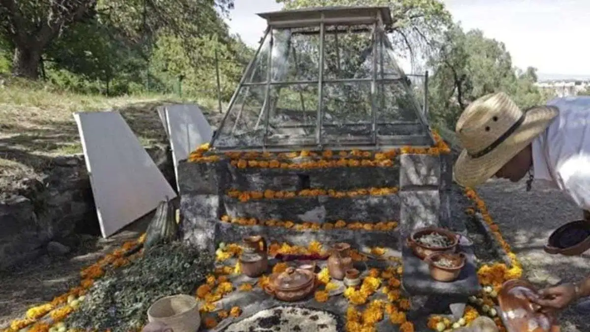 Altar de cráneos esculpidos de la zona arqueológica de Cholula