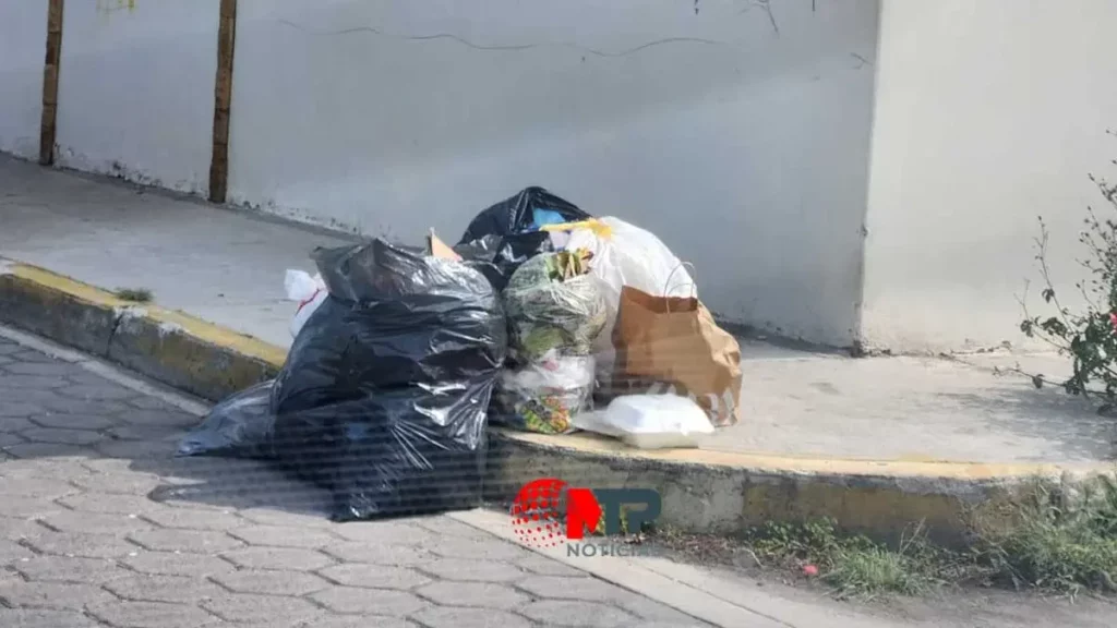 Con basura, sin pago a policías y con grupos de choque, reciben nuevos ediles en Puebla