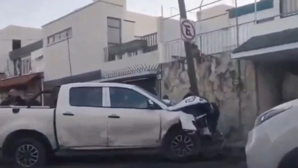 Camioneta del Ayuntamiento de Puebla destruye cochera tras choque con Aveo en la Gabriel Pastor