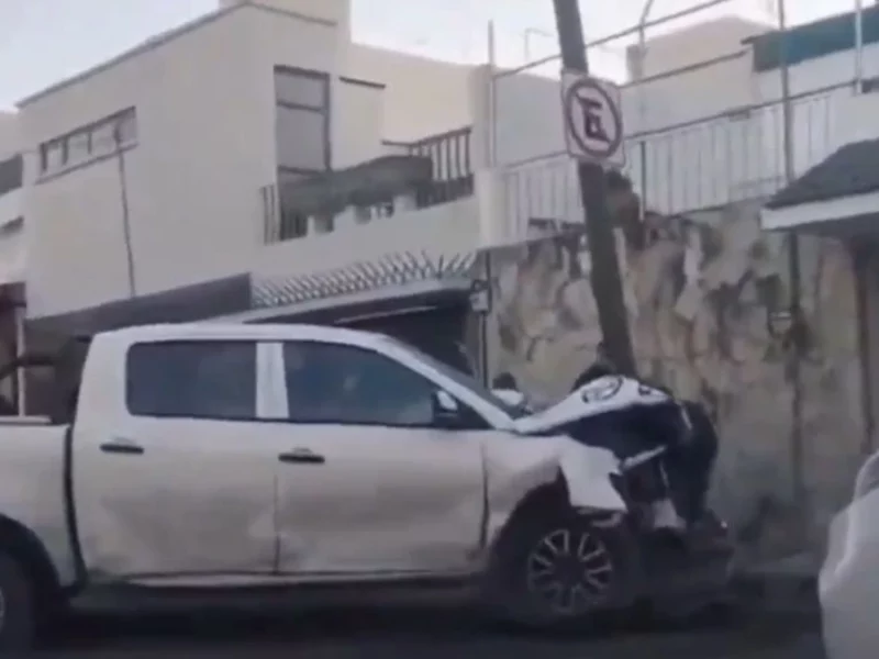 Camioneta del Ayuntamiento de Puebla destruye cochera tras choque con Aveo en la Gabriel Pastor