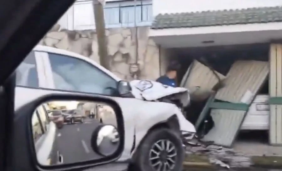 Camioneta del Ayuntamiento de Puebla destruye cochera tras choque con Aveo en la Gabriel Pastor