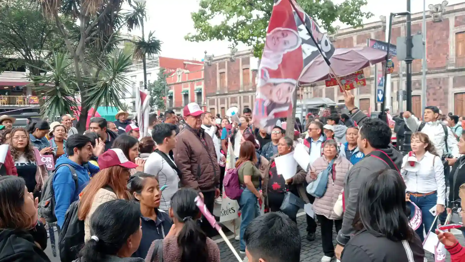 13 autobuses con cholultecas viajan a la toma de protesta