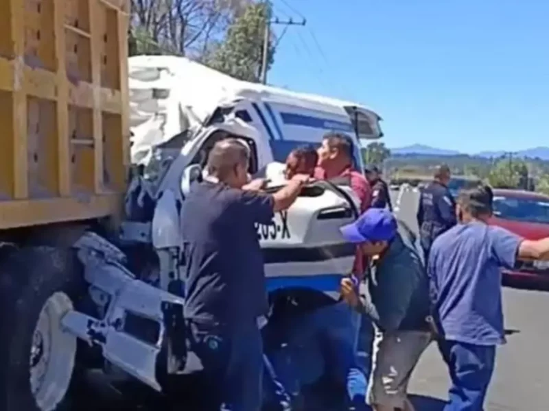 Cinco lesionados deja choque en la Tlaxcala-San Martín, uno quedó prensado