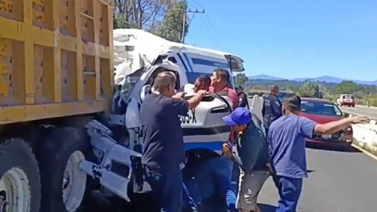 Cinco lesionados deja choque en la Tlaxcala-San Martín, uno quedó prensado