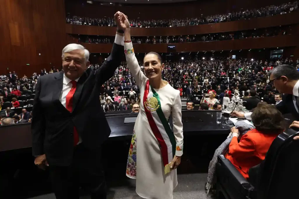 Claudia Sheinbaum y AMLO en Cámara de Diputados tras toma de protesta.