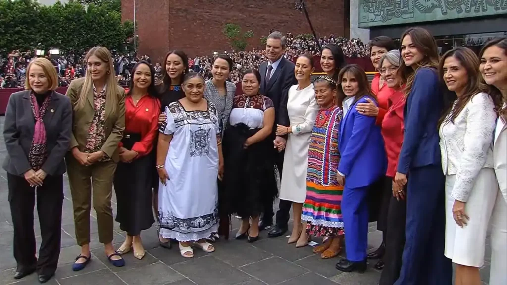 Claudia Sheinbaum con comisión de mujeres que la recibieron al llegar al Congreso de México.