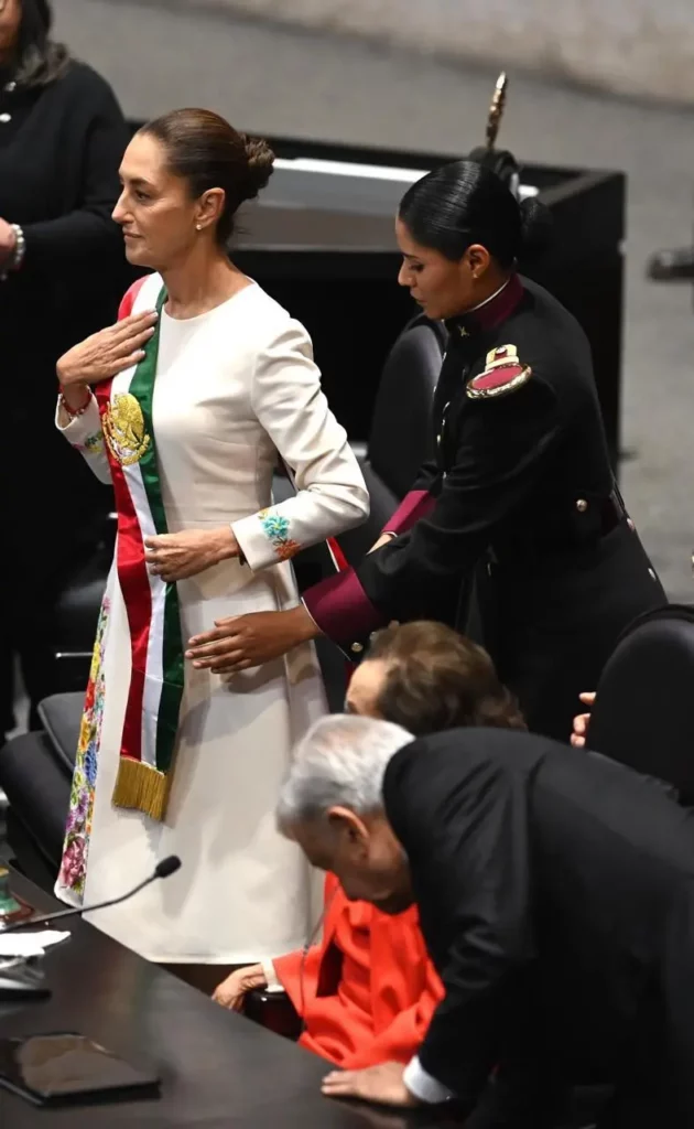 Colocan el Bando Presidencial a Claudia Sheinbaum tras toma de protesta.