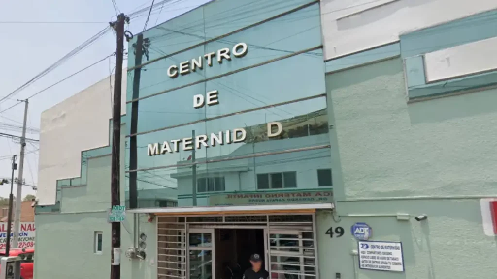 Entrada de Centro de Maternidad en ciudad de Puebla.