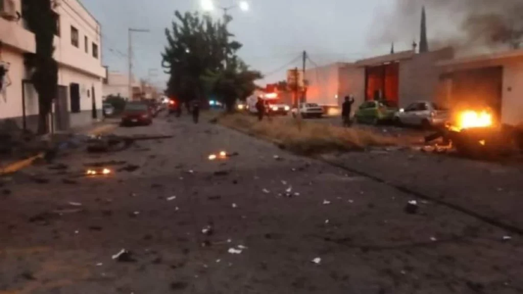 Explota coche bomba frente a oficinas de Seguridad en Guanajuato, hay tres heridos