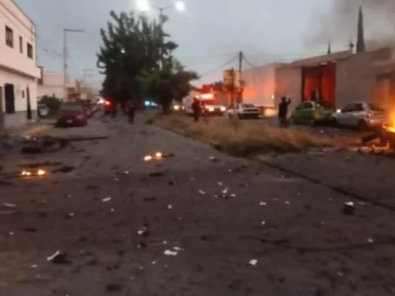 Explota coche bomba frente a oficinas de Seguridad en Guanajuato, hay tres heridos