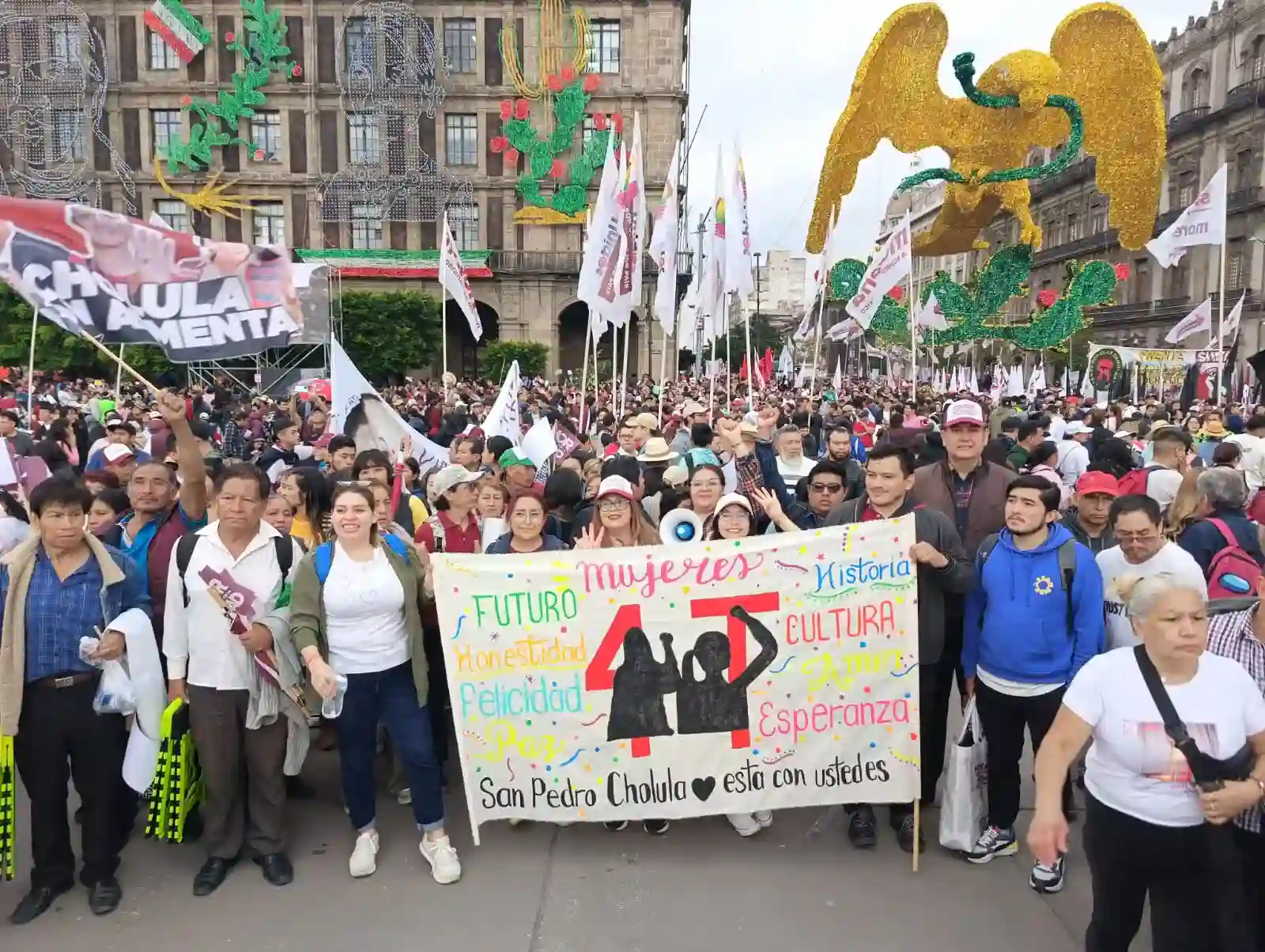 13 autobuses con cholultecas viajan a la toma de protesta