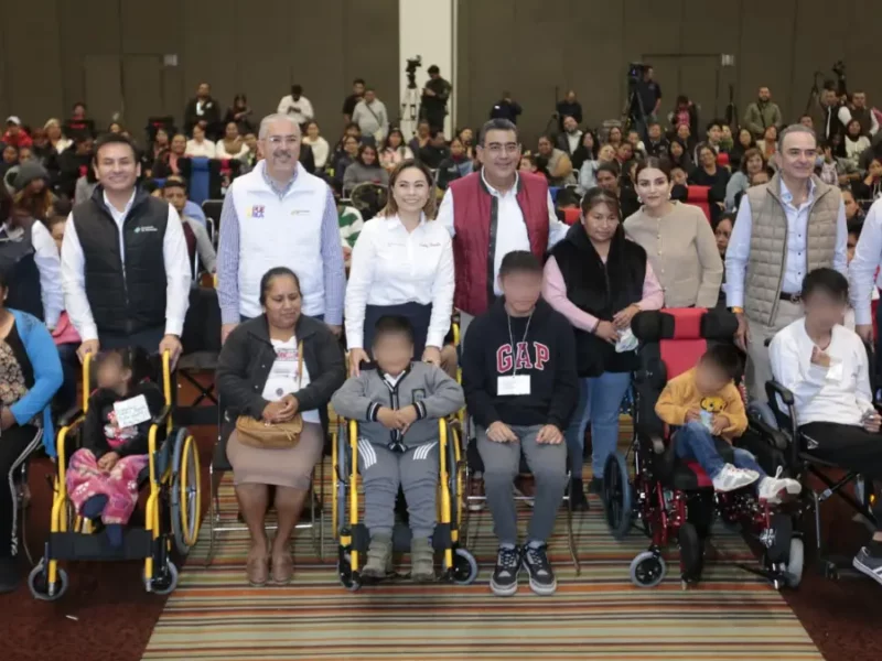 Jesús padece escoliosis, ya podrá ir a la escuela con silla que le regaló Gaby Bonilla