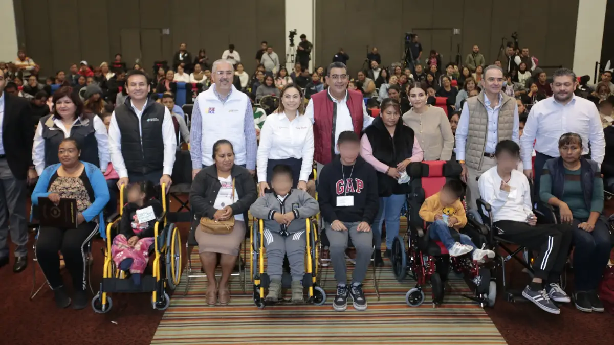 Jesús padece escoliosis, ya podrá ir a la escuela con silla que le regaló Gaby Bonilla