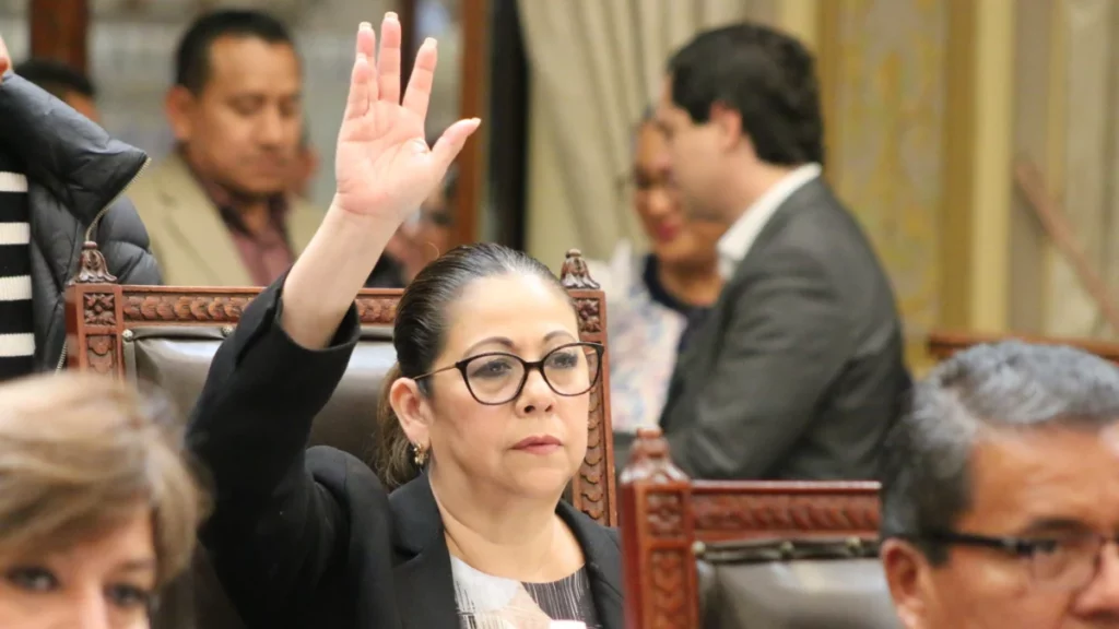 Laura Artemisa defiende concejos en V. Carranza y Chignahuapan; PRI acusa "maroma jurídica"