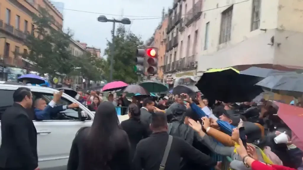 AMLO se despide de simpatizantes saliendo de Palacio Nacional.