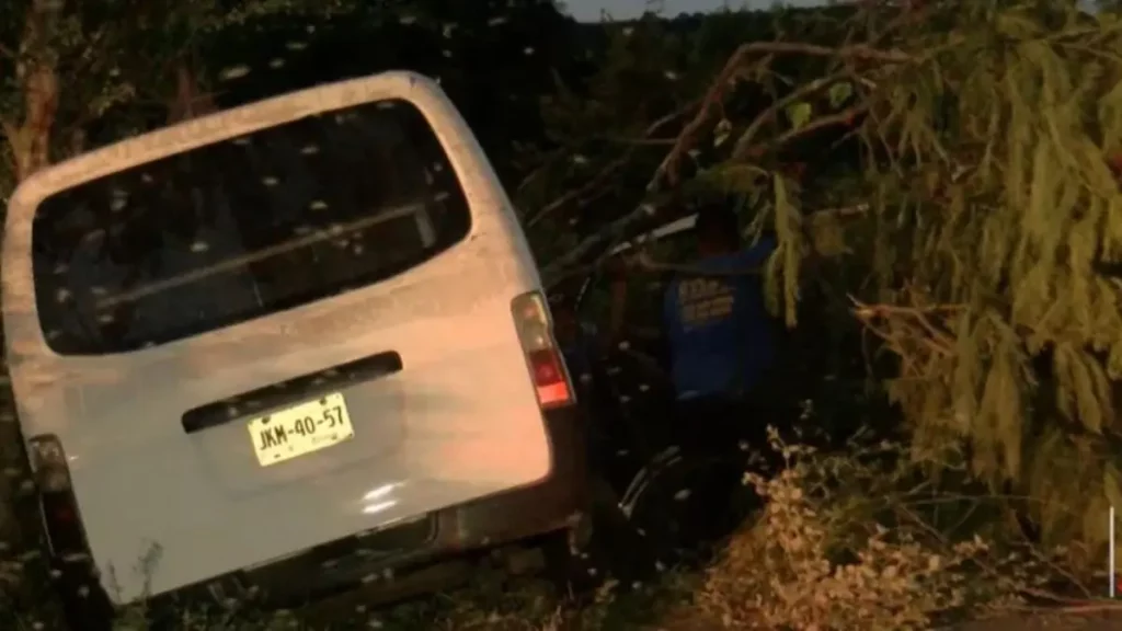 Mujer discute con su pareja, se arroja del auto en movimiento y muere su hija