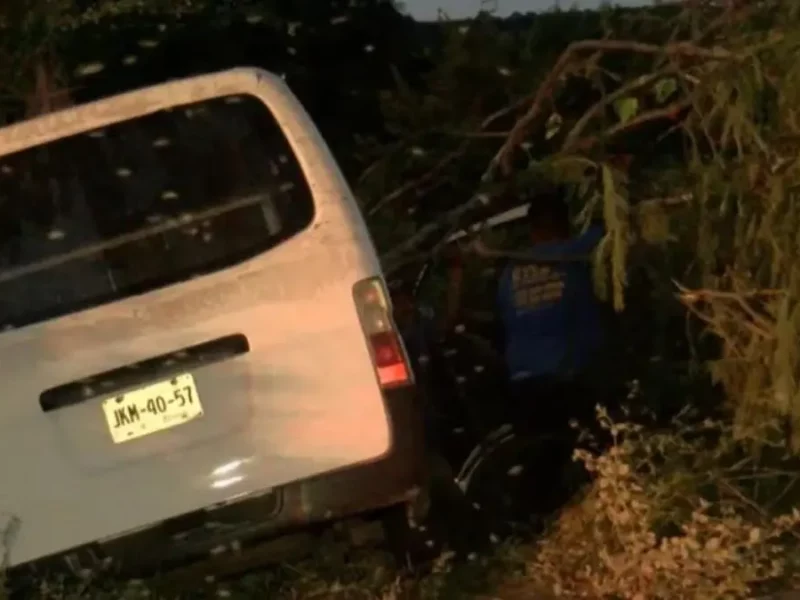 Mujer discute con su pareja, se arroja del auto en movimiento y muere su hija