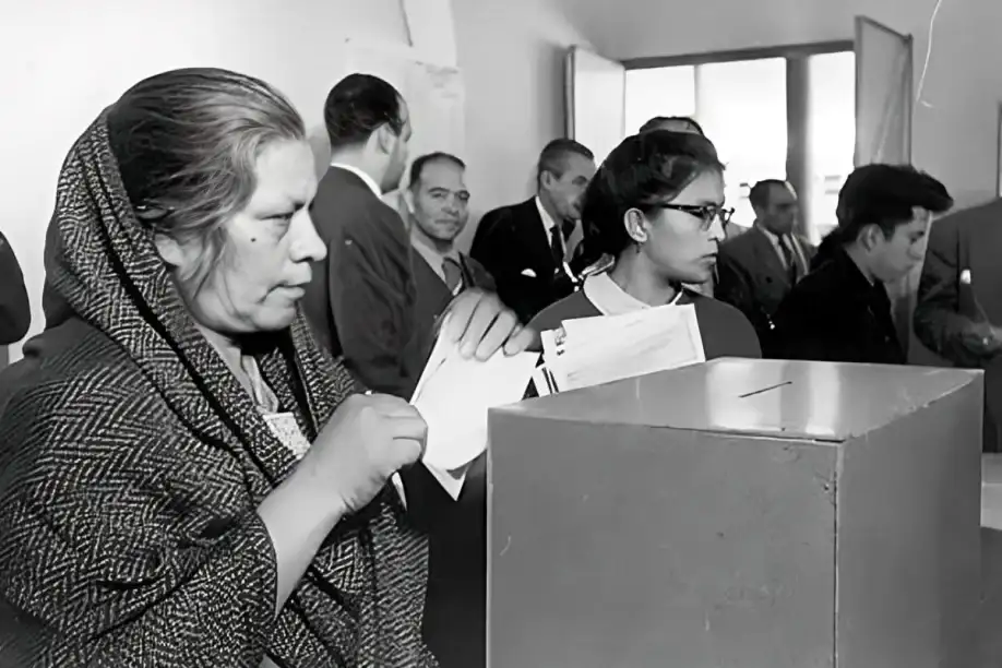 Mujer votando