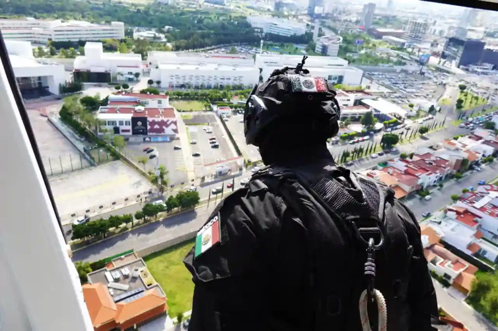 Policías de Puebla en operativo en helicóptero.