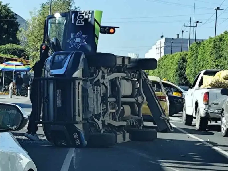 Policías vuelcan su patrulla durante persecución en 11 Norte, Puebla