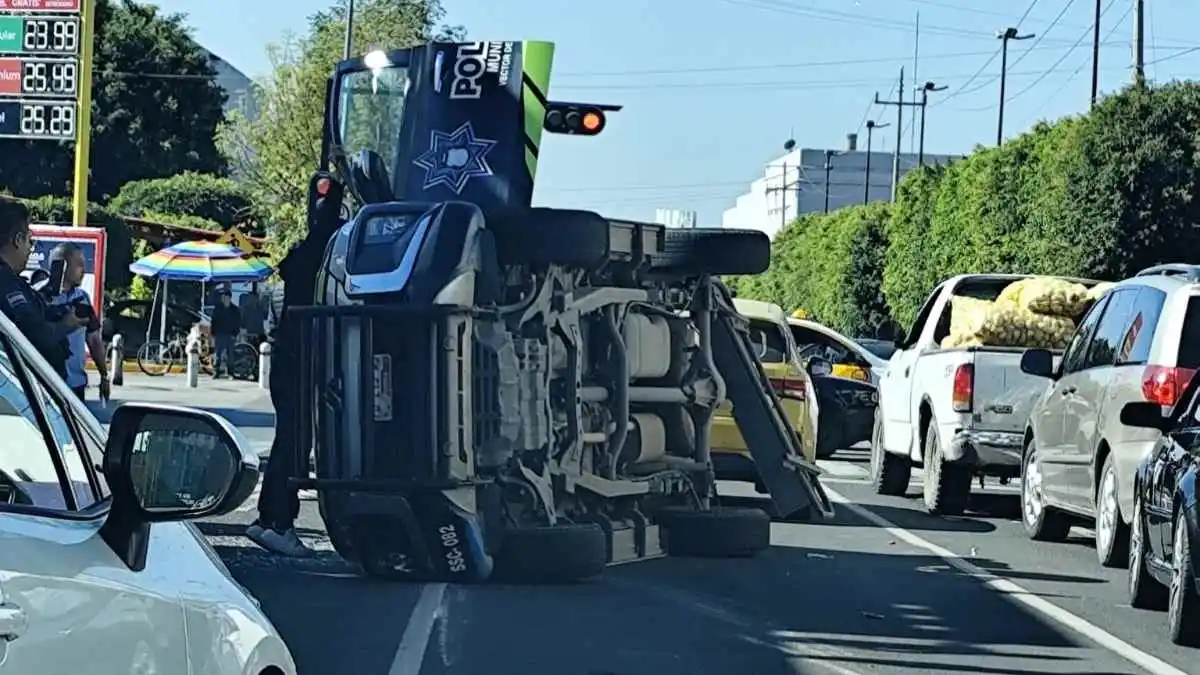 Policías vuelcan su patrulla durante persecución en 11 Norte, Puebla