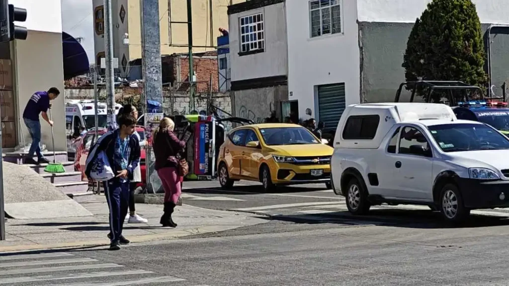 Policías vuelcan su patrulla durante persecución en 11 Norte, Puebla