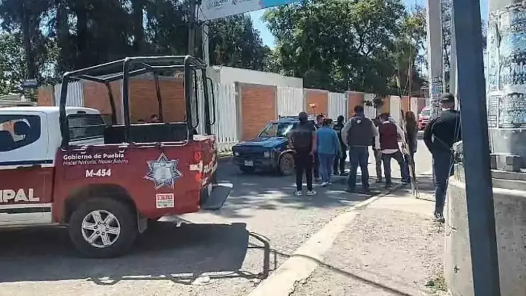 Sacan esposada a directora de primaria de Cholula tras acusaciones de abuso sexual