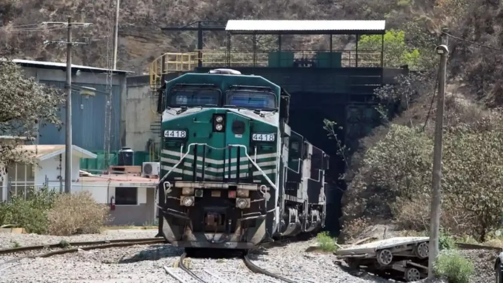 Reabren vías del tren en Chapulco, Ferrosur suministrará con pipas agua a pobladores