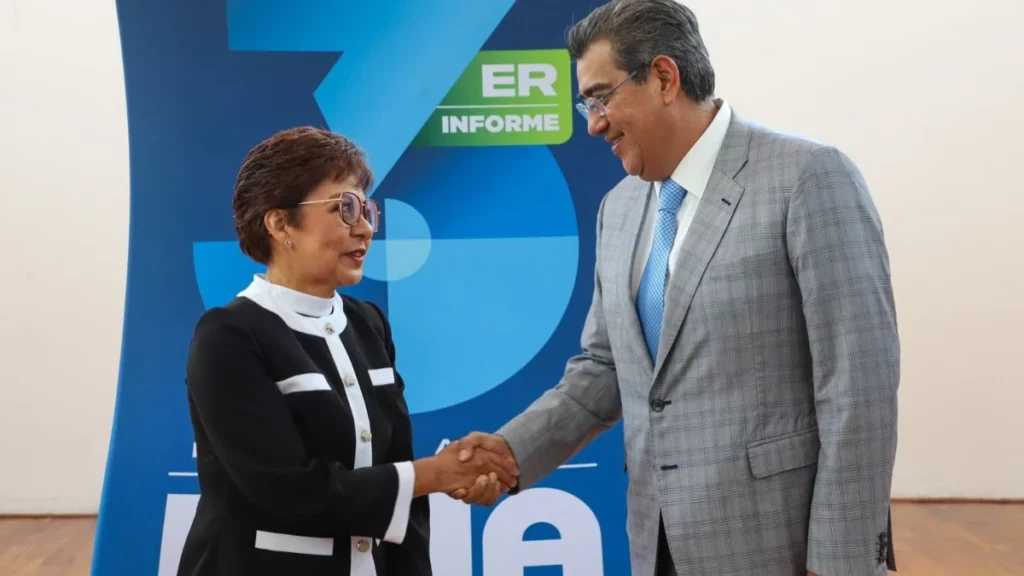 “¡Reelección!”, claman universitarios a Lilia Cedillo en Tercer Informe en la BUAP