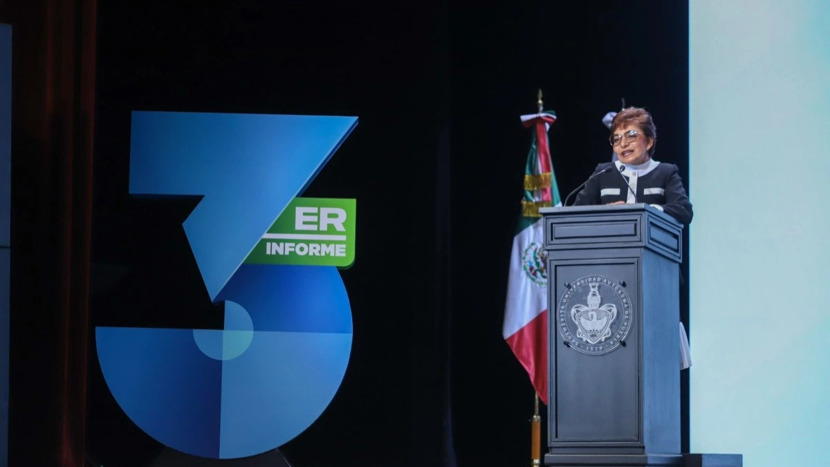 “¡Reelección!”, claman universitarios a Lilia Cedillo en Tercer Informe en la BUAP