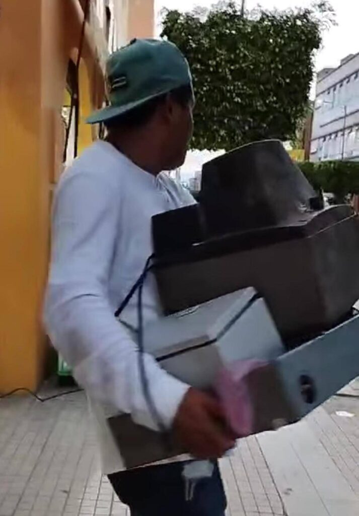 Se llevan computadoras y archivos en Tehuacán