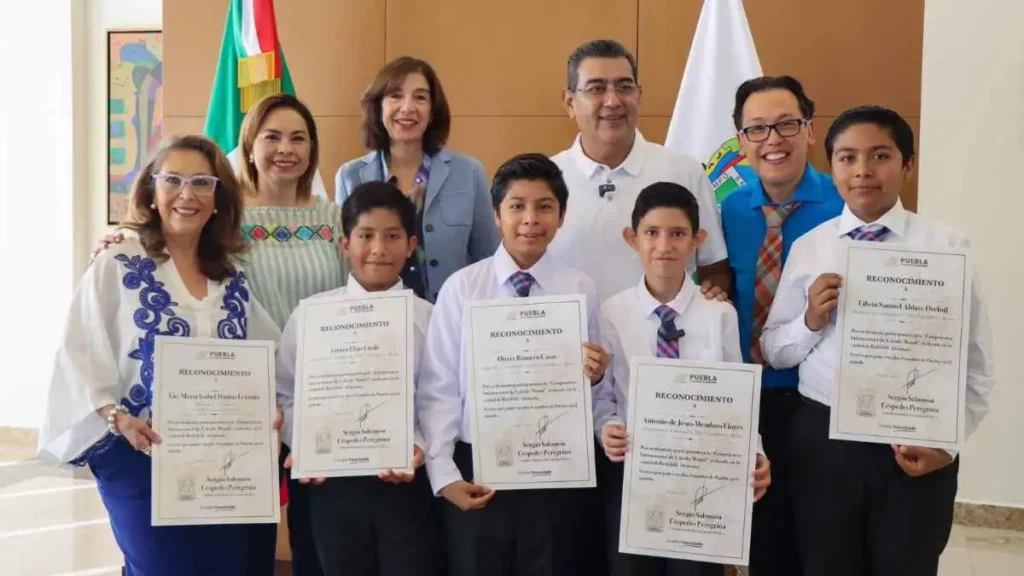 Sergio Salomón entrega reconocimiento a cuatro 'niños calculadora', prodigios poblanos