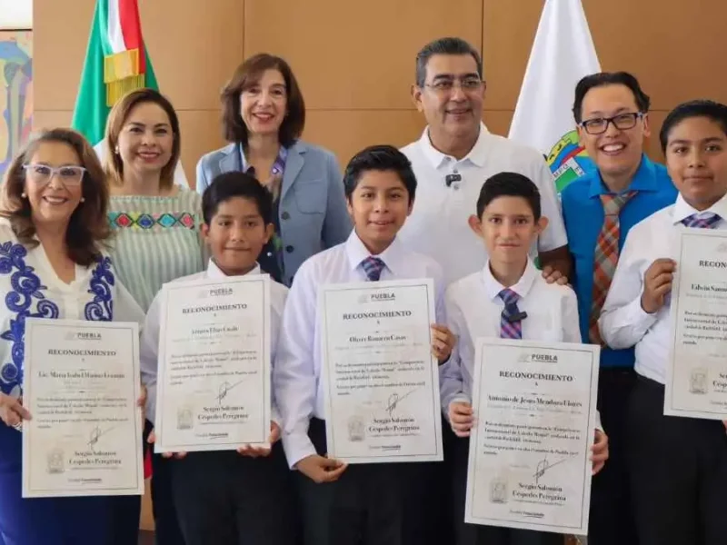 Sergio Salomón entrega reconocimiento a cuatro 'niños calculadora', prodigios poblanos