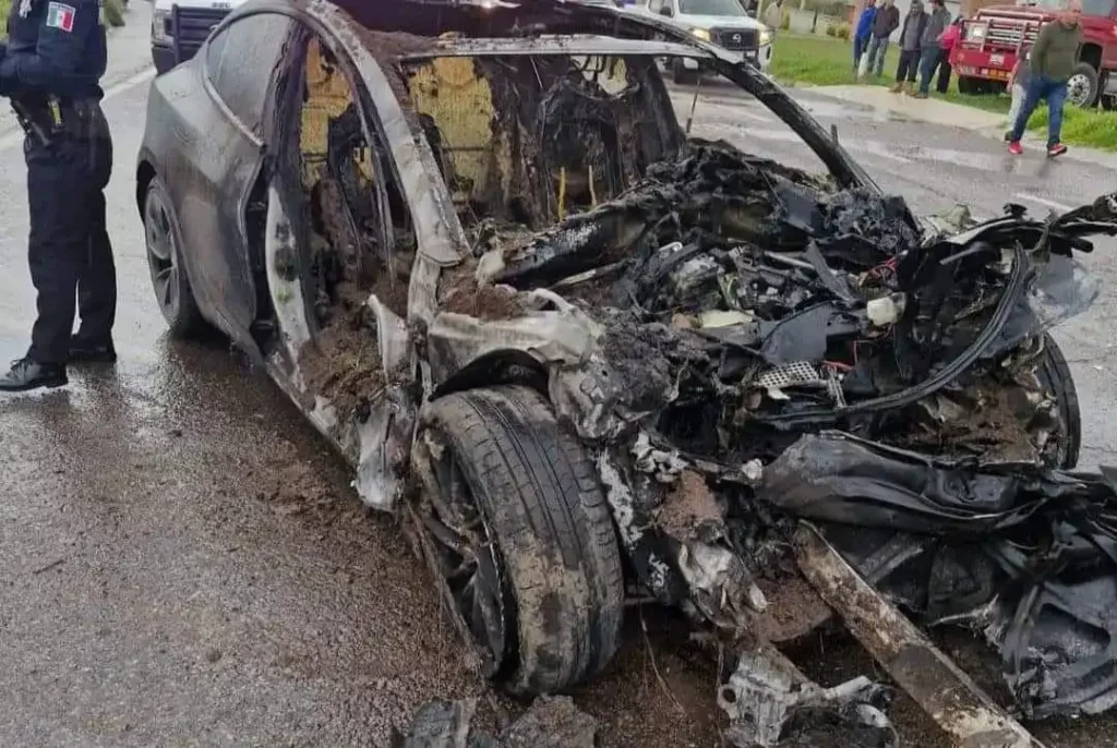 Tres muertos deja choque e incendio de Tesla en la Tlaxco-Chignahuapan (VIDEO)