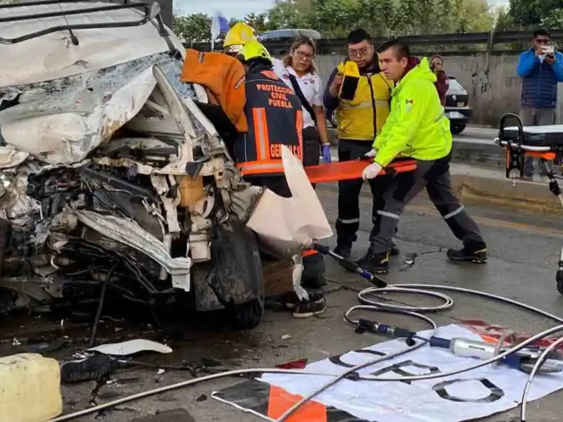 Tres lesinados deja choque entre dos camionetas en la México-Puebla