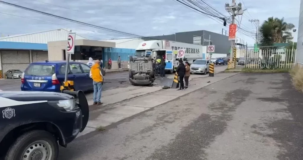 Autos estacionados en zona donde volcó auto a causa de un bache en Cuautlancingo, Puebla.