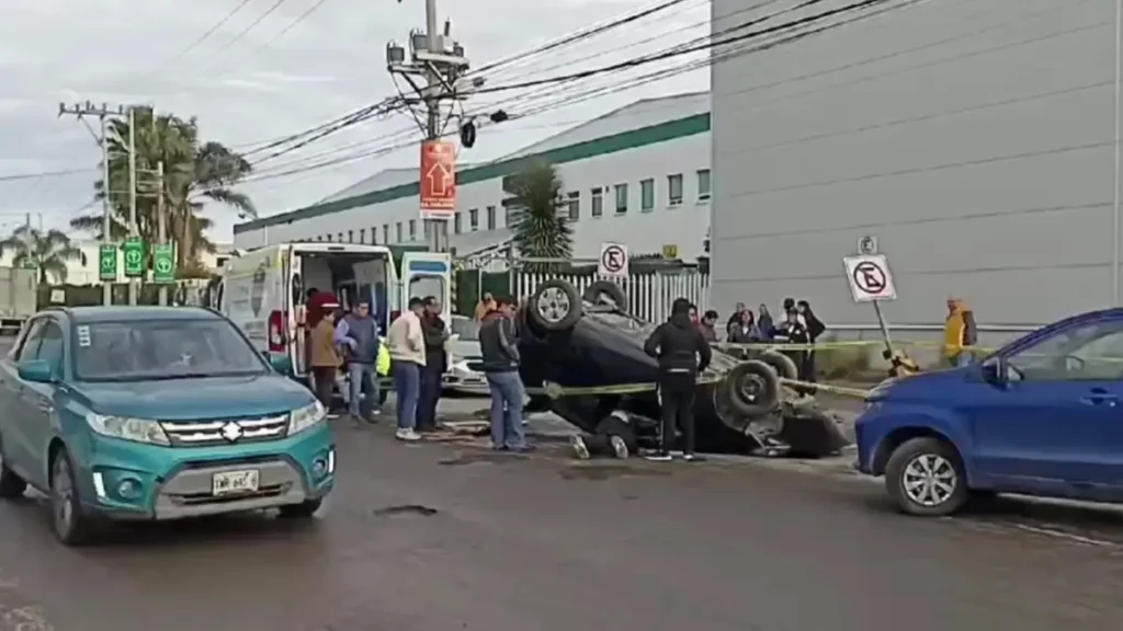 Vuelca auto por enorme bache en Cuautlancingo, hay tres heridos