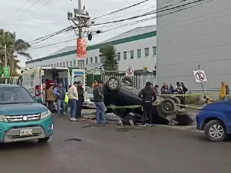 Vuelca auto por enorme bache en Cuautlancingo, hay tres heridos