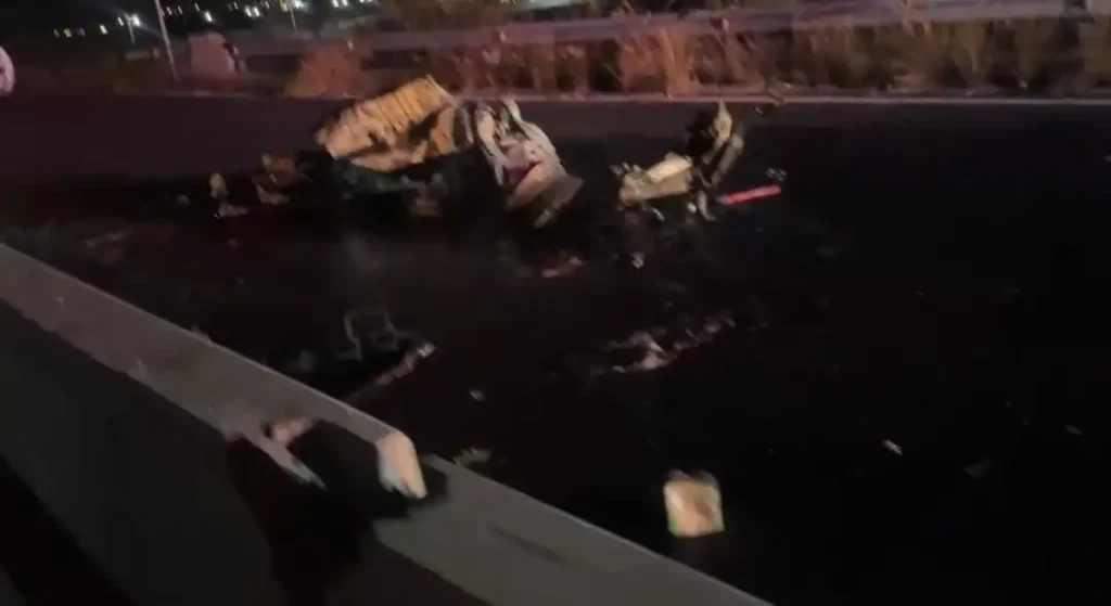 Auto explota y se calcina tras choque en la autopista Siglo XXI