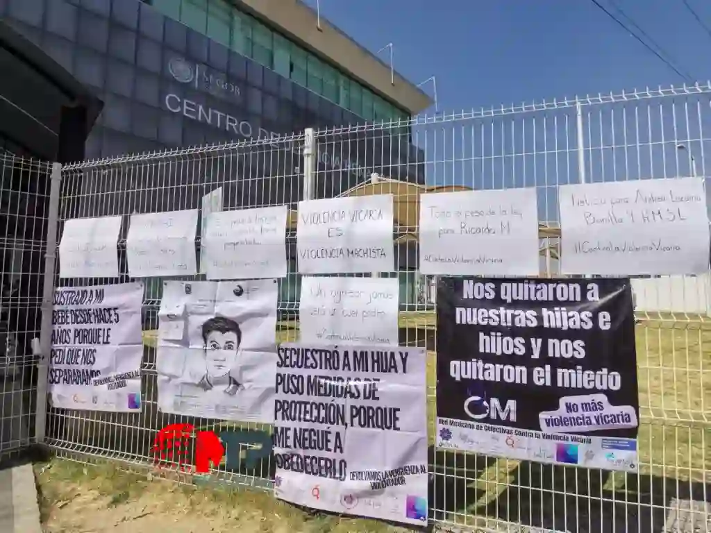 Pancartas sobre violencia vicaria en Puebla