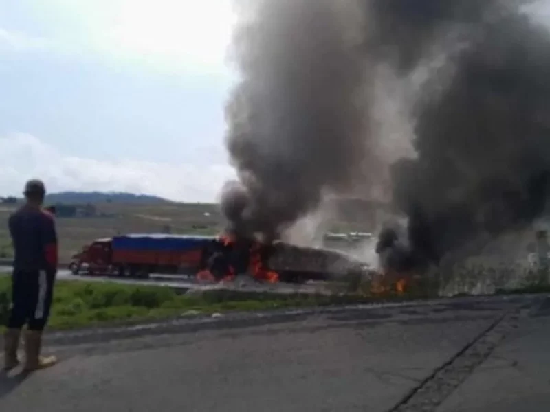 Mueren calcinadas dos personas en la Puebla-Orizaba y cierran vialidad