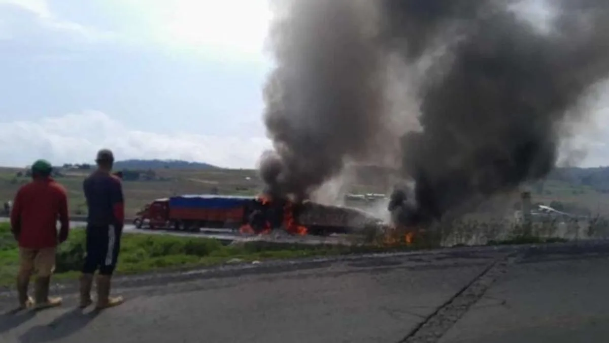 Mueren calcinadas dos personas en la Puebla-Orizaba y cierran vialidad