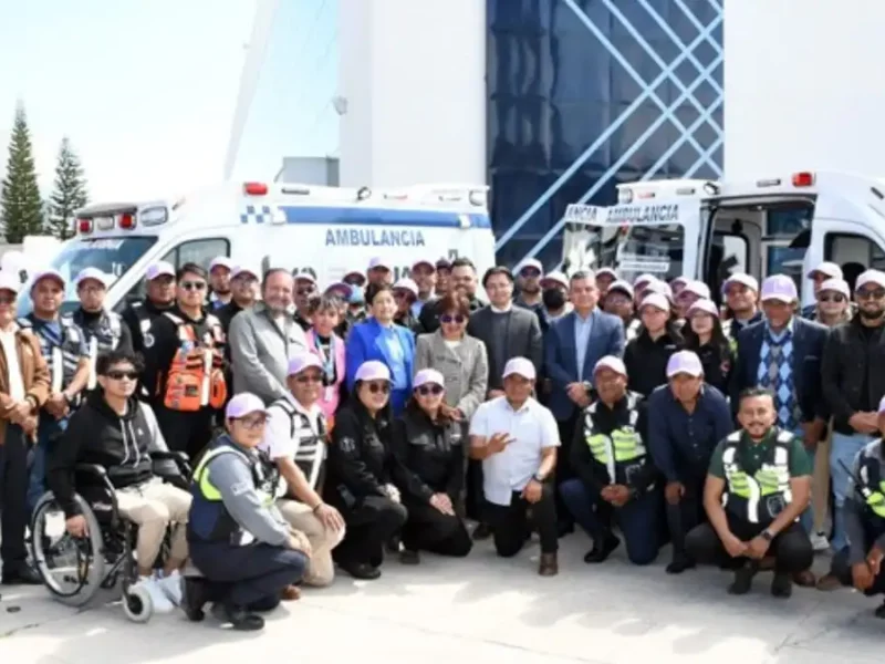 Lilia Cedillo entrega ambulancias y autobuses para mejorar movilidad y atención médica de universitarios