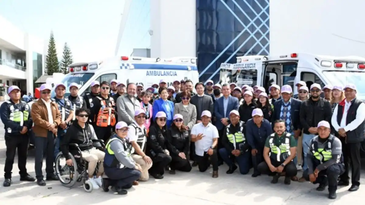 Lilia Cedillo entrega ambulancias y autobuses