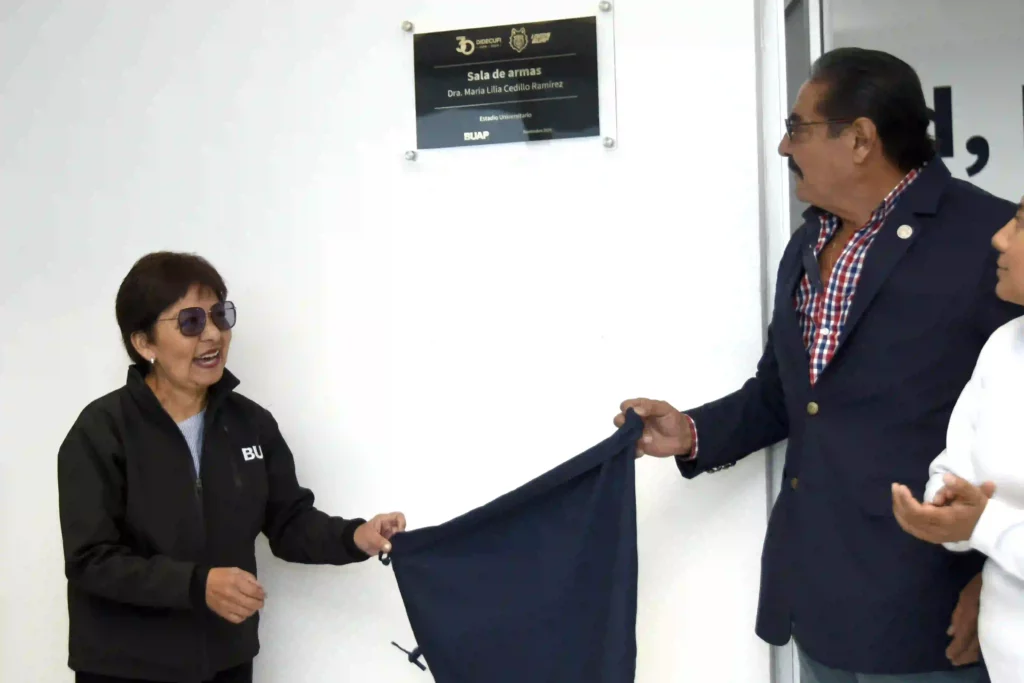 Lilia Cedillo inaugura sala de armas