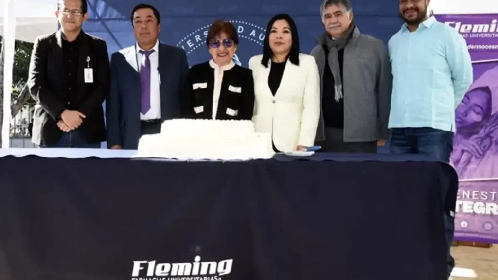 Lilia Cedillo reconoce a Farmacias Fleming por 38 años de servicio