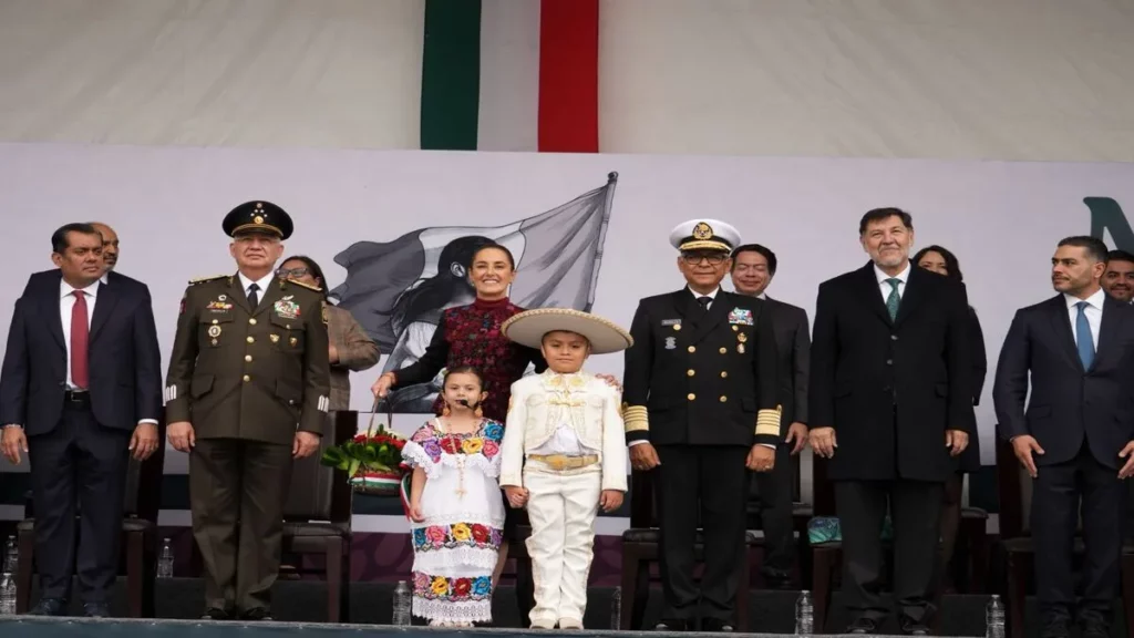 Niños acompañan a Claudia Sheinbaum